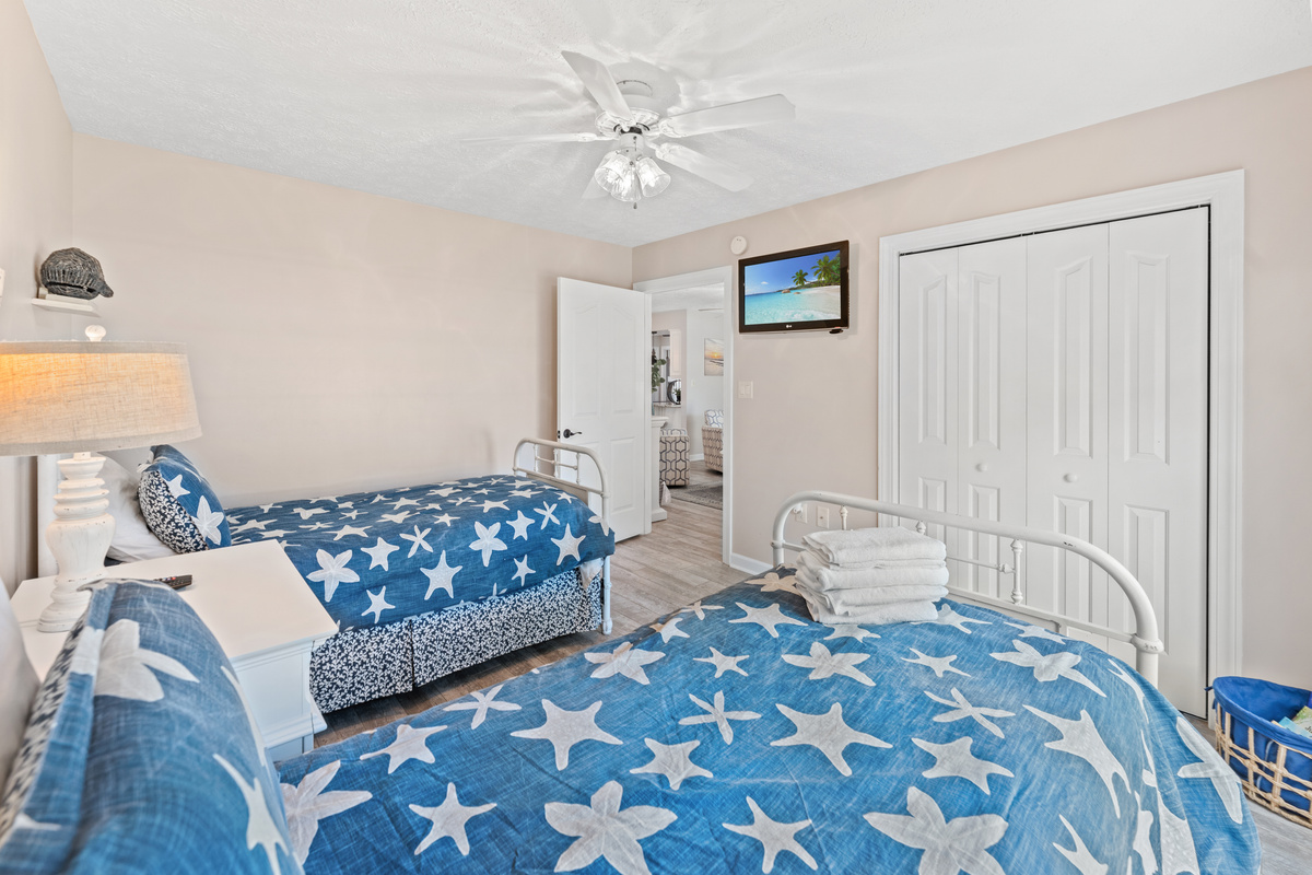 3rd Guest Bedroom - Twins and TV