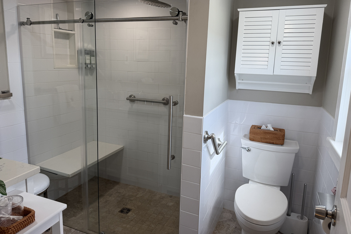 Awesome bath on 1st floor