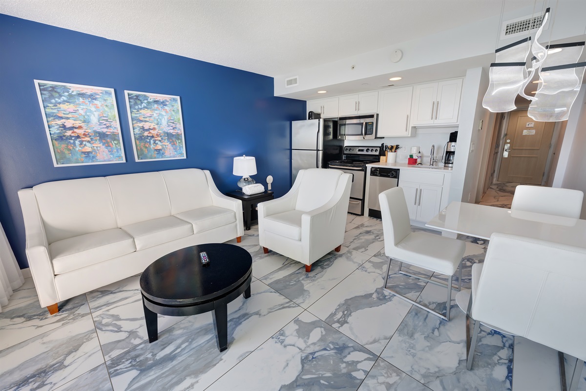 Living Room with Stunning Views🌊☀️