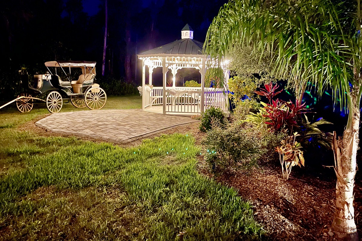 A charming gazebo that&rsquo;s picture-perfect for weddings and events.