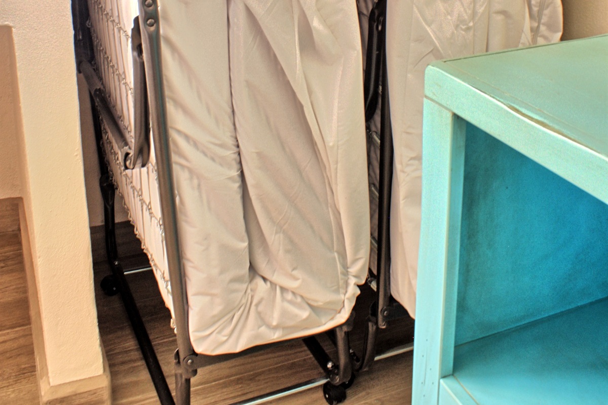 2 roll away twin single cots, 1 located in guest bedroom closet and 1 located in master bedroom. Best suited for children. Please take this into consideration when booking