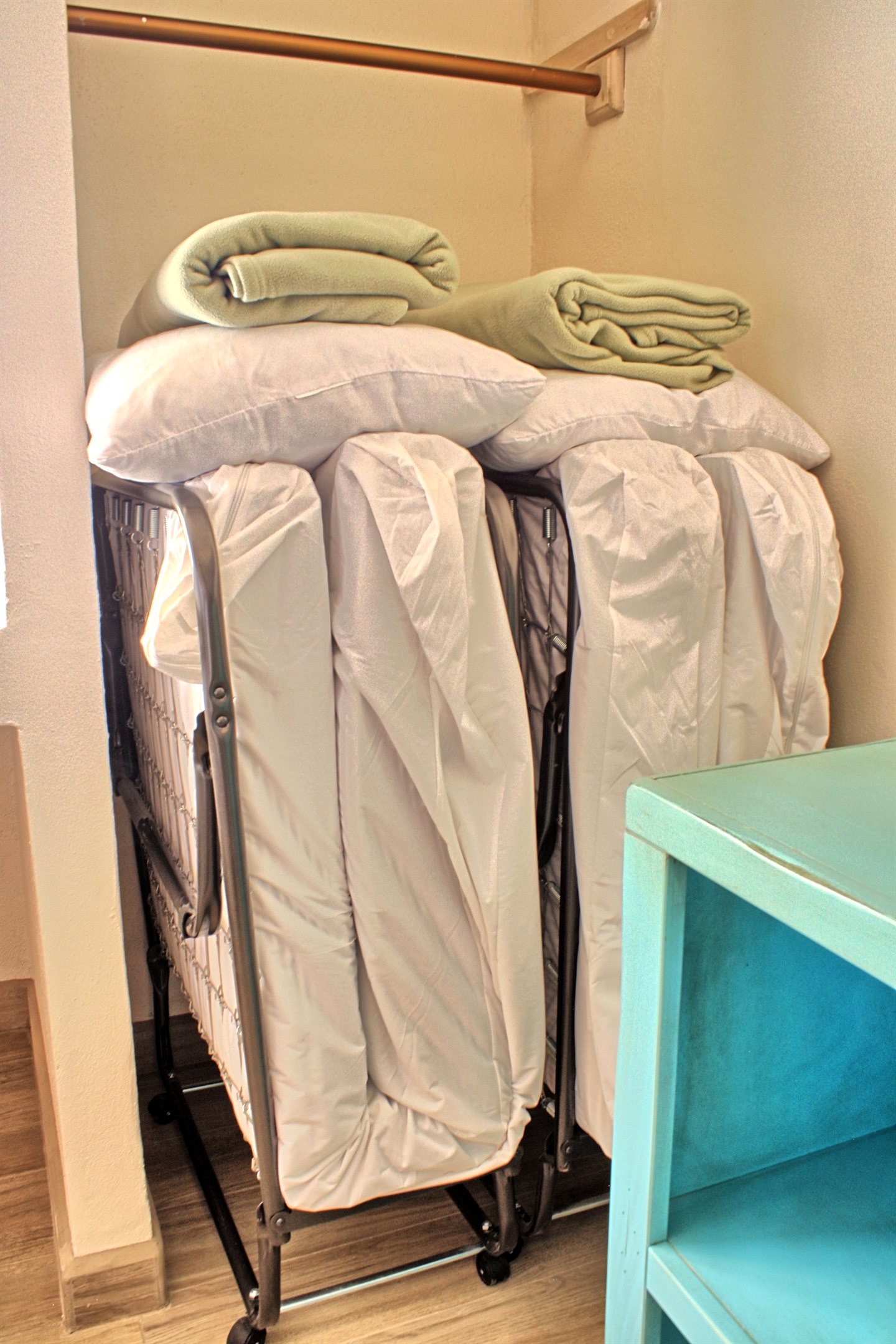 2 roll away twin single cots, 1 located in guest bedroom closet and 1 located in master bedroom. Best suited for children. Please take this into consideration when booking