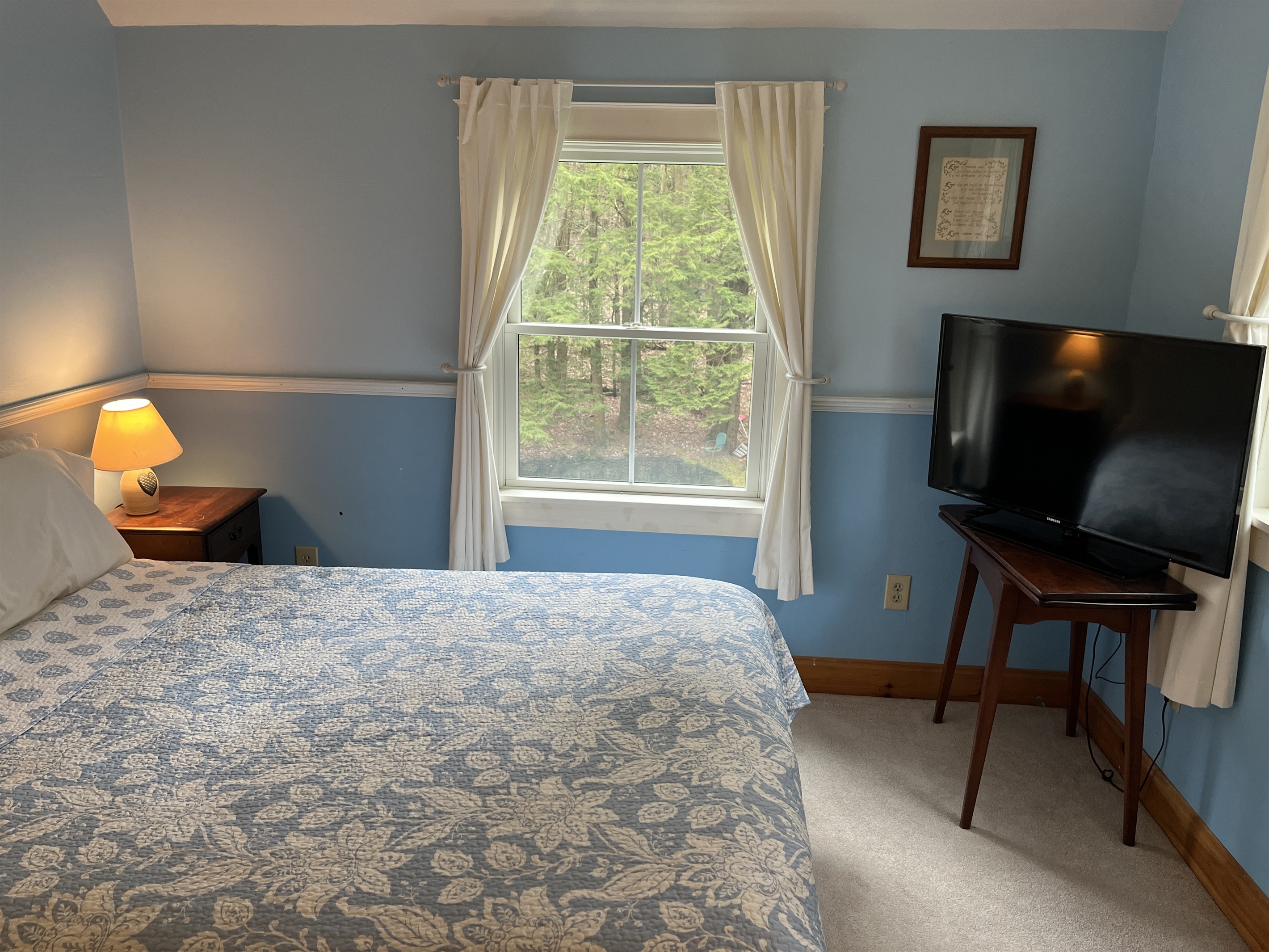 Queen bedroom with SmartTv
