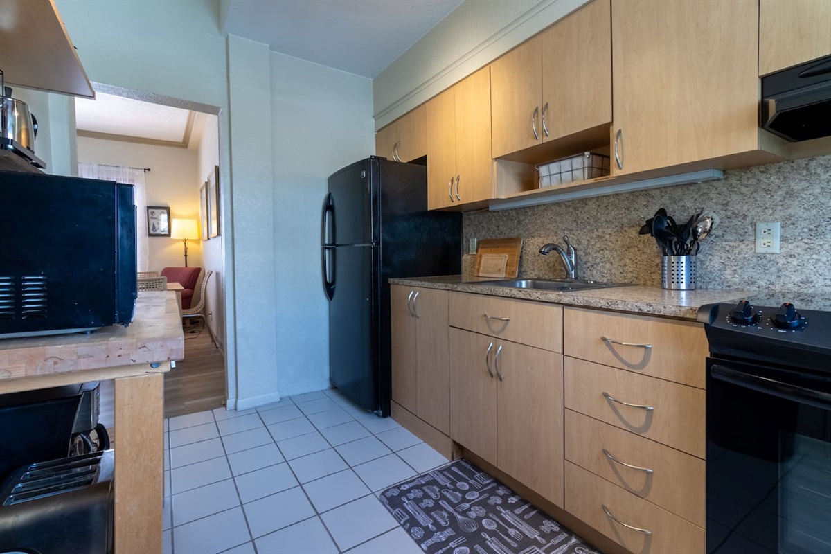 Microwave, coffee maker, toaster and blender provided