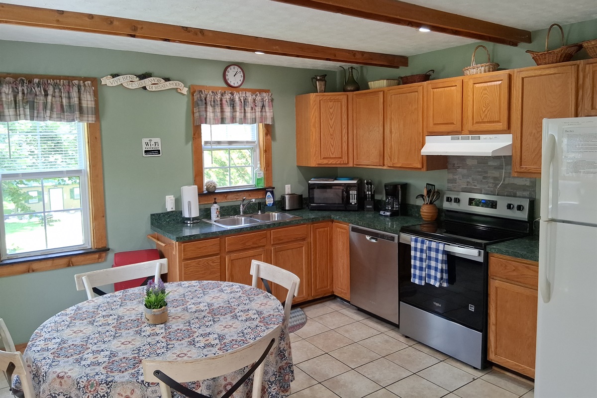 Newly painted full kitchen for cooking!