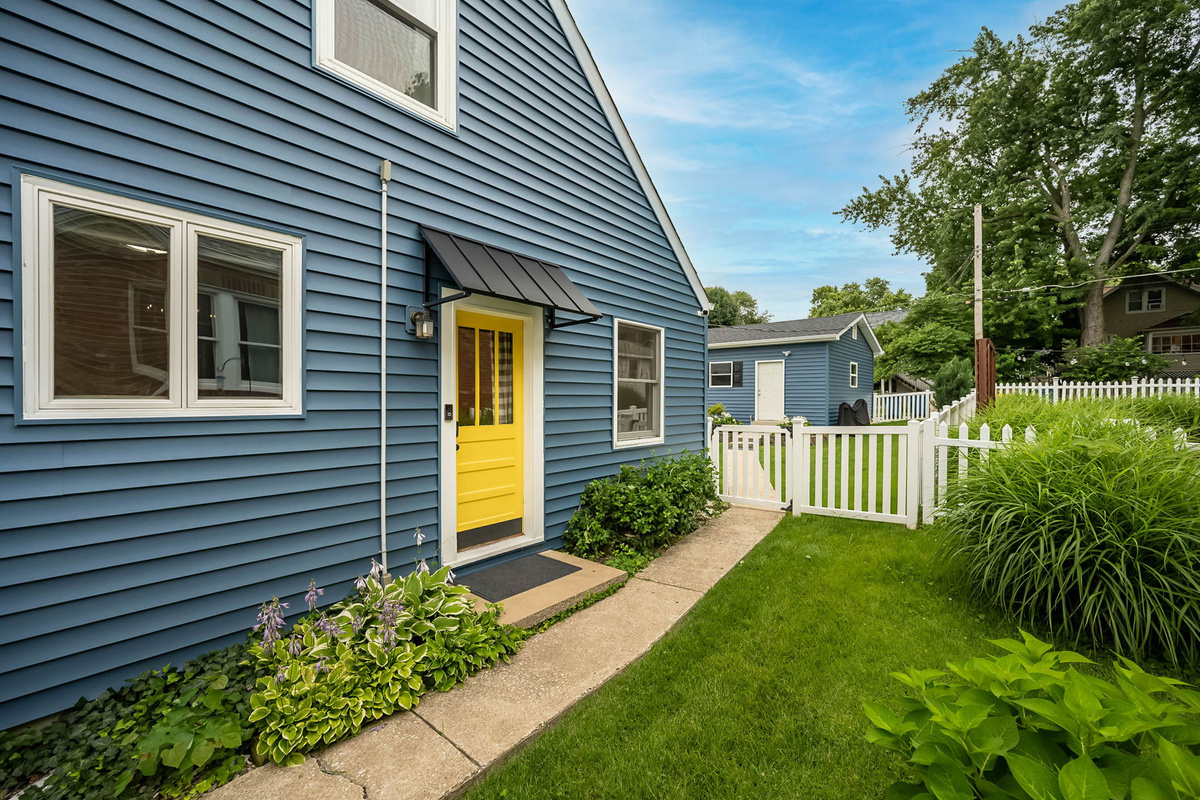 The side of the house has a sidewalk to take you to the backyard.