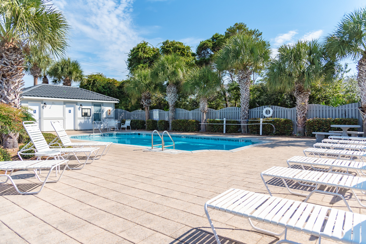 Second community pool with spacious sun deck