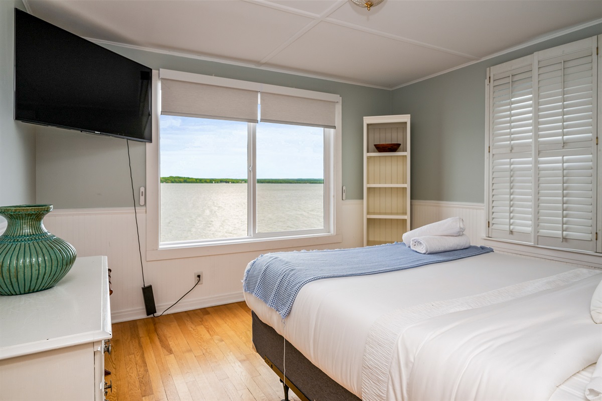 Wake up to stunning lake views from bed—relax with comfort and a front-row seat to nature 🛏️🌊📺