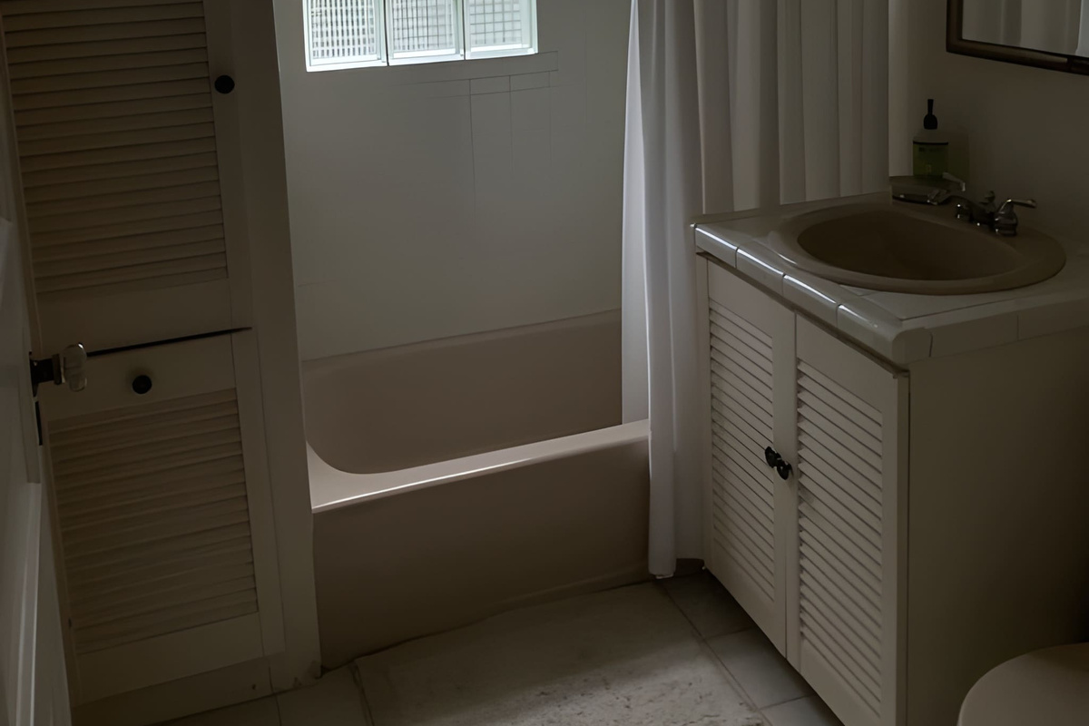 Full bathroom on the second floor 