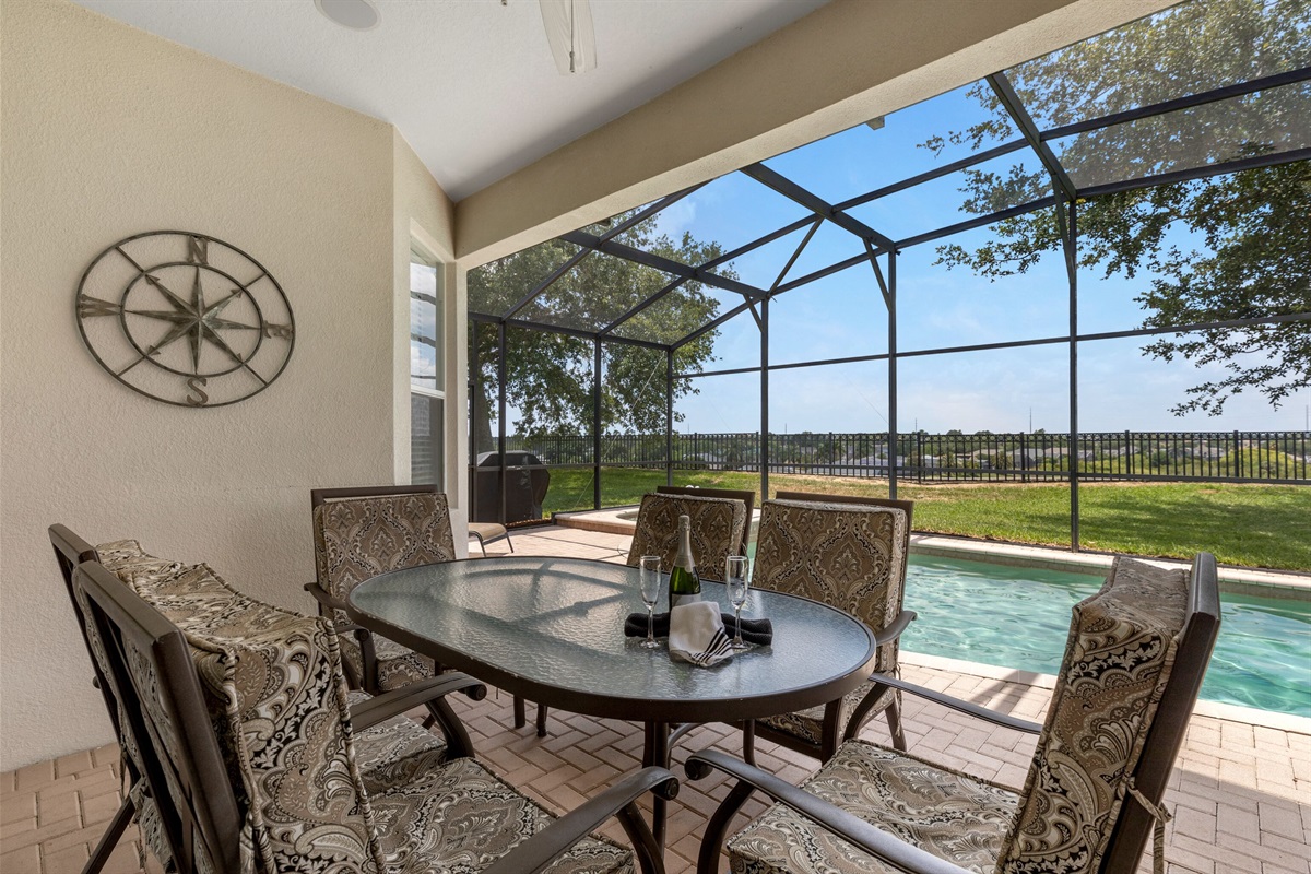 Peacefull and private place for relaxing or a meal together outside!