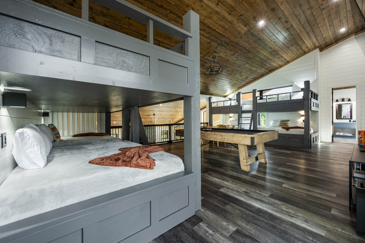 4 queen over queen bunks