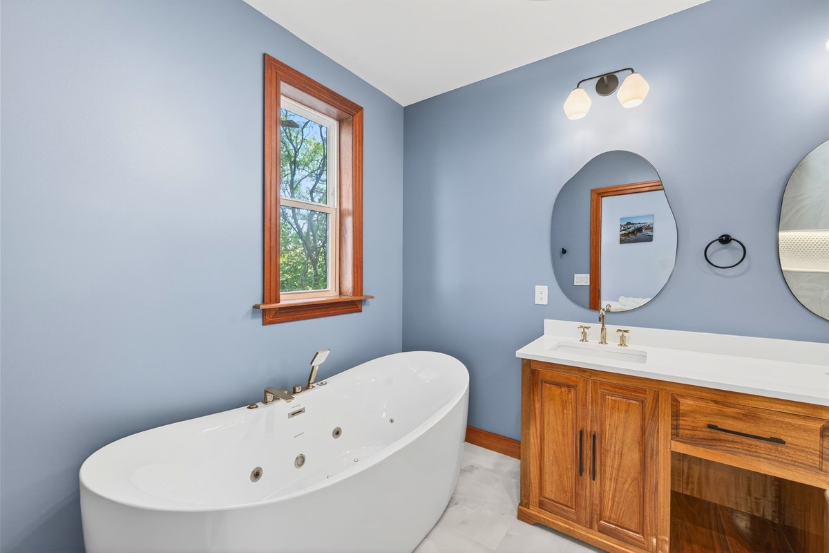 Ensuite Bath 4 | Rosewood Retreat | 2605 Palm Blvd, Isle of Palms, SC | IOP Escapes