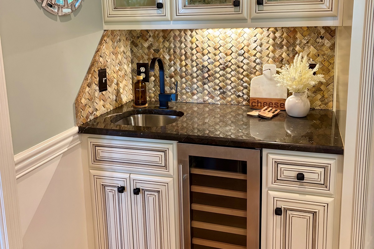 Wine bar and fridge!