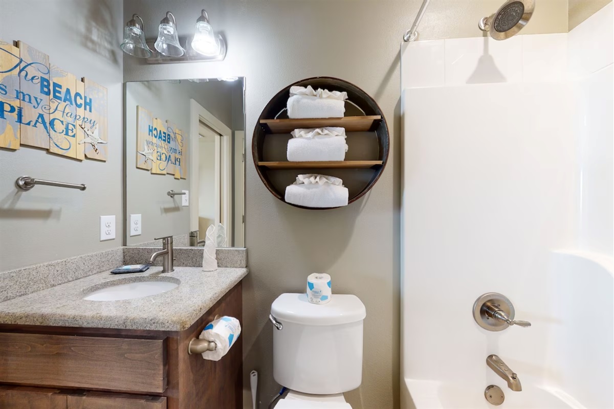 Full en-suite bathroom 