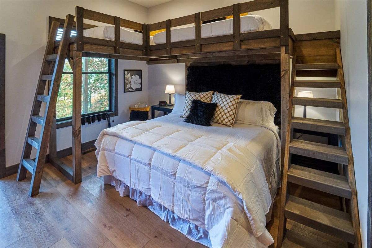 Bedroom 4 king size bed with custom loft and 2 twin beds