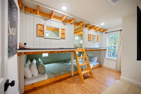 Perfect for cousins, siblings, and late-night stories—this bunk room is made for unforgettable sleepovers. ✨😄