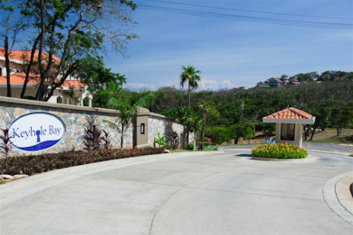 Keyhole Bay is the premier luxury location on Roatan with 24 hour secure entrance