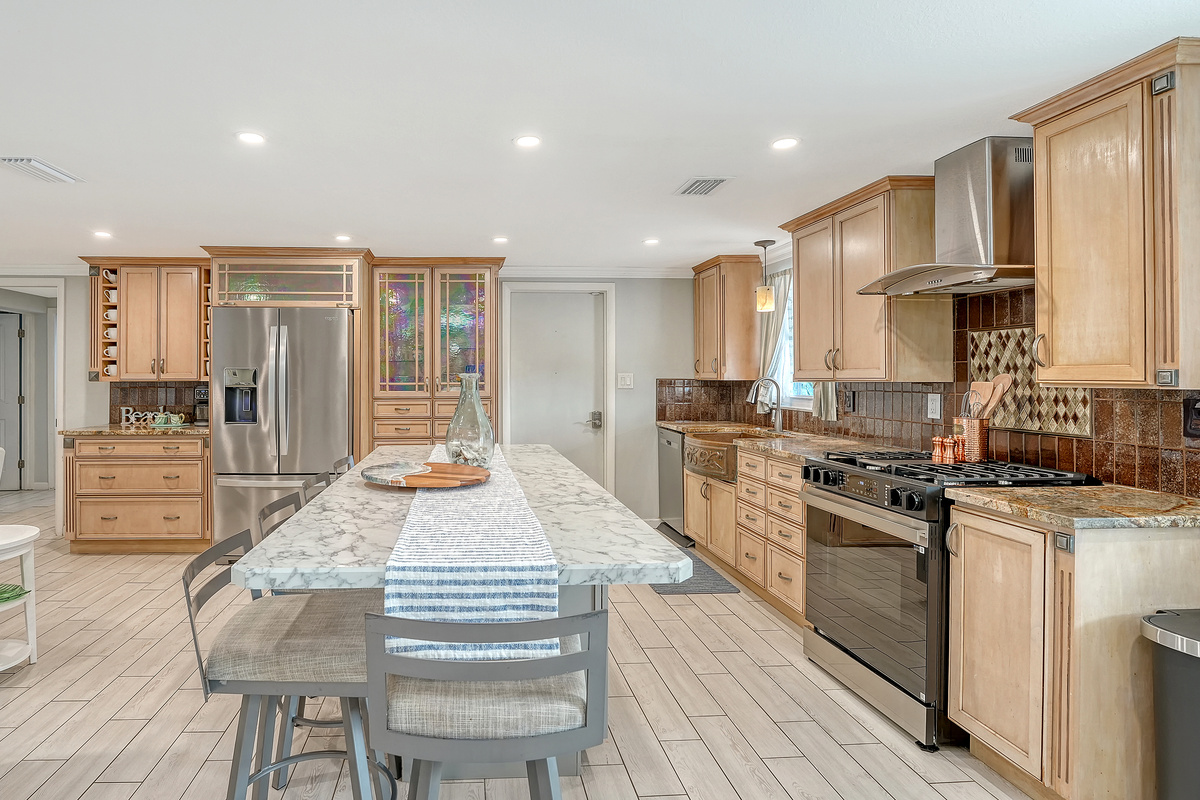 Everything you need to cook & dine in.
