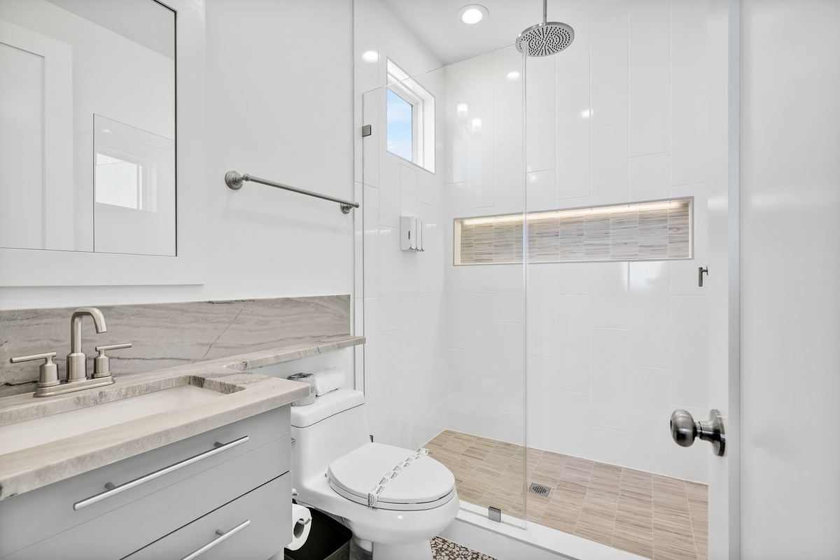Rain shower with lighted niche