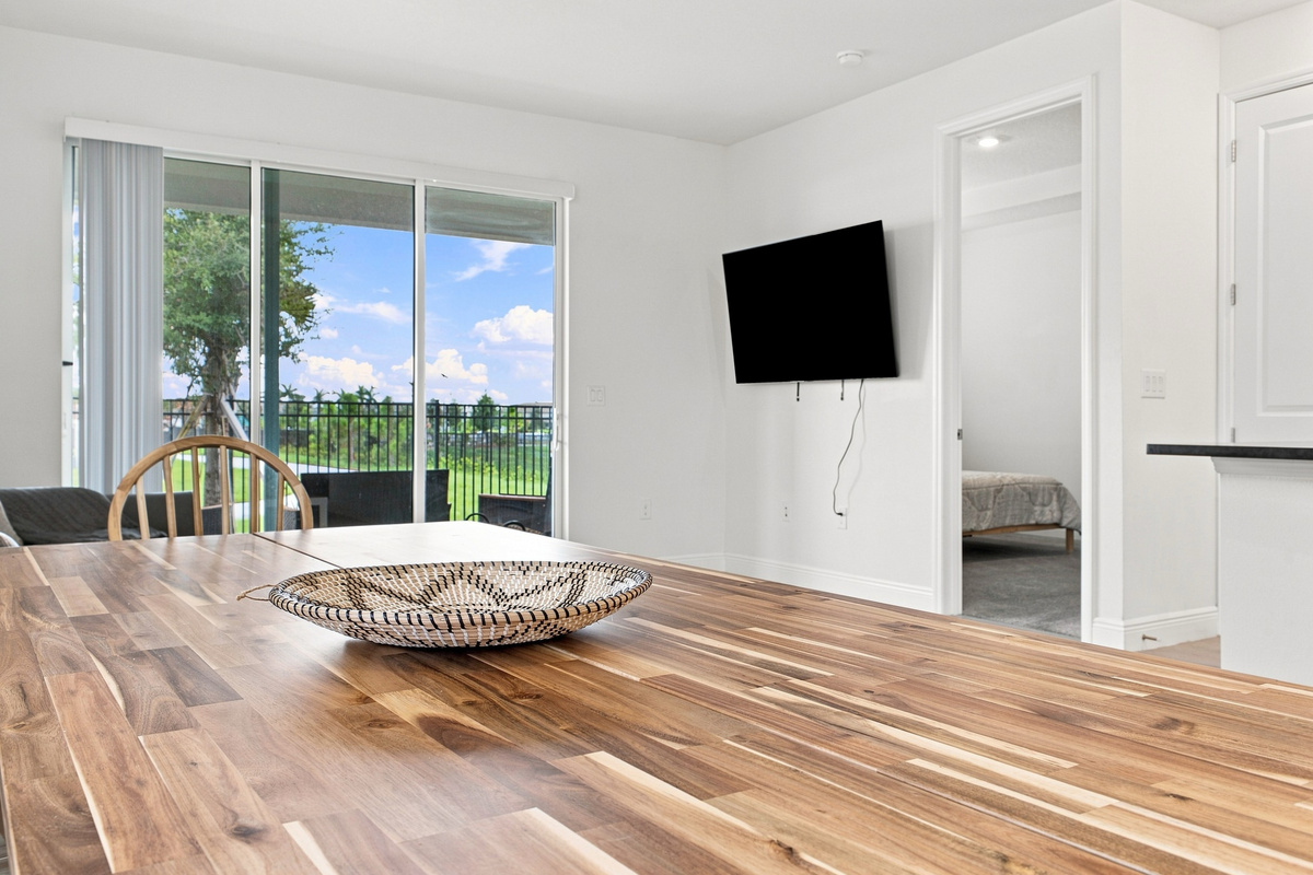 TV Viewable From Table & Multiple Spots in Room