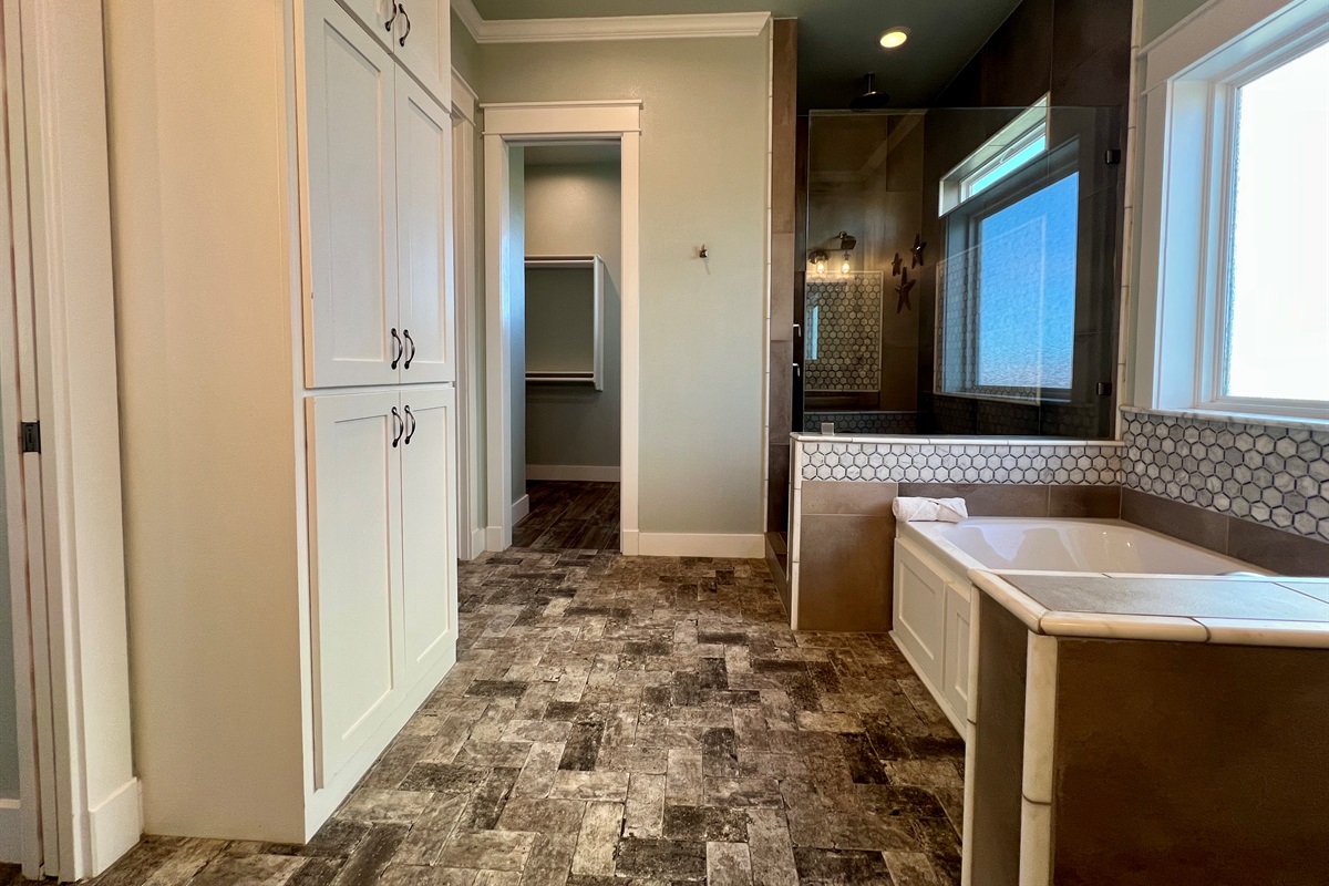 Crystal Paradise Bathroom 2 Ensuite: Sparkling clean bathrooms with modern fixtures, fresh towels, and complimentary toiletries ensure a comfortable stay.