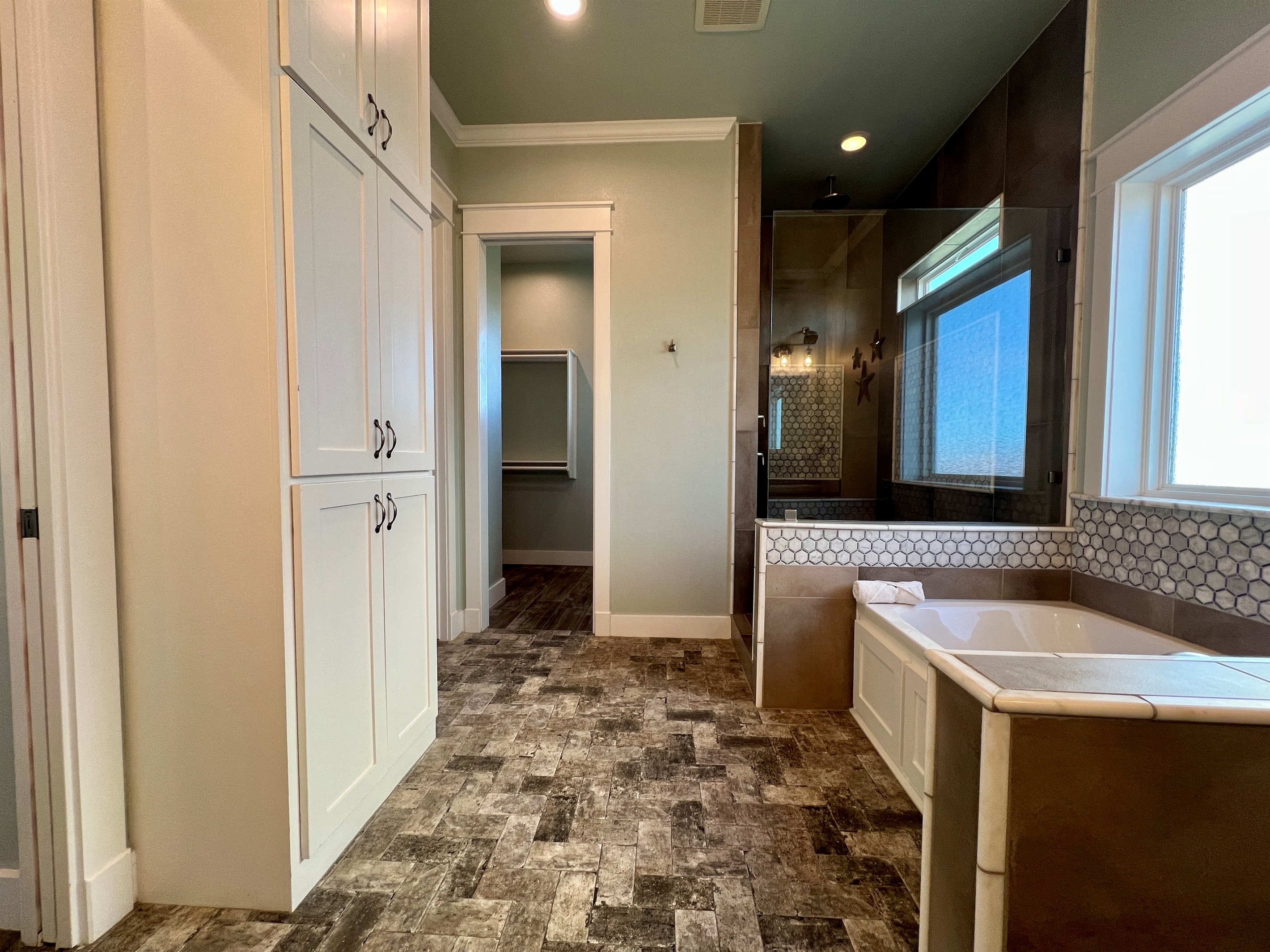 Crystal Paradise Bathroom 2 Ensuite: Sparkling clean bathrooms with modern fixtures, fresh towels, and complimentary toiletries ensure a comfortable stay.