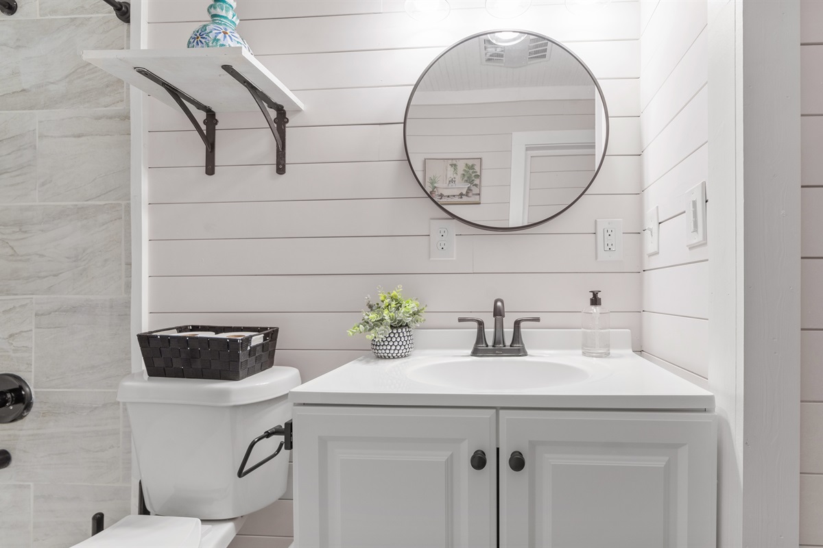 Main floor bathroom- Creekside Cottage 