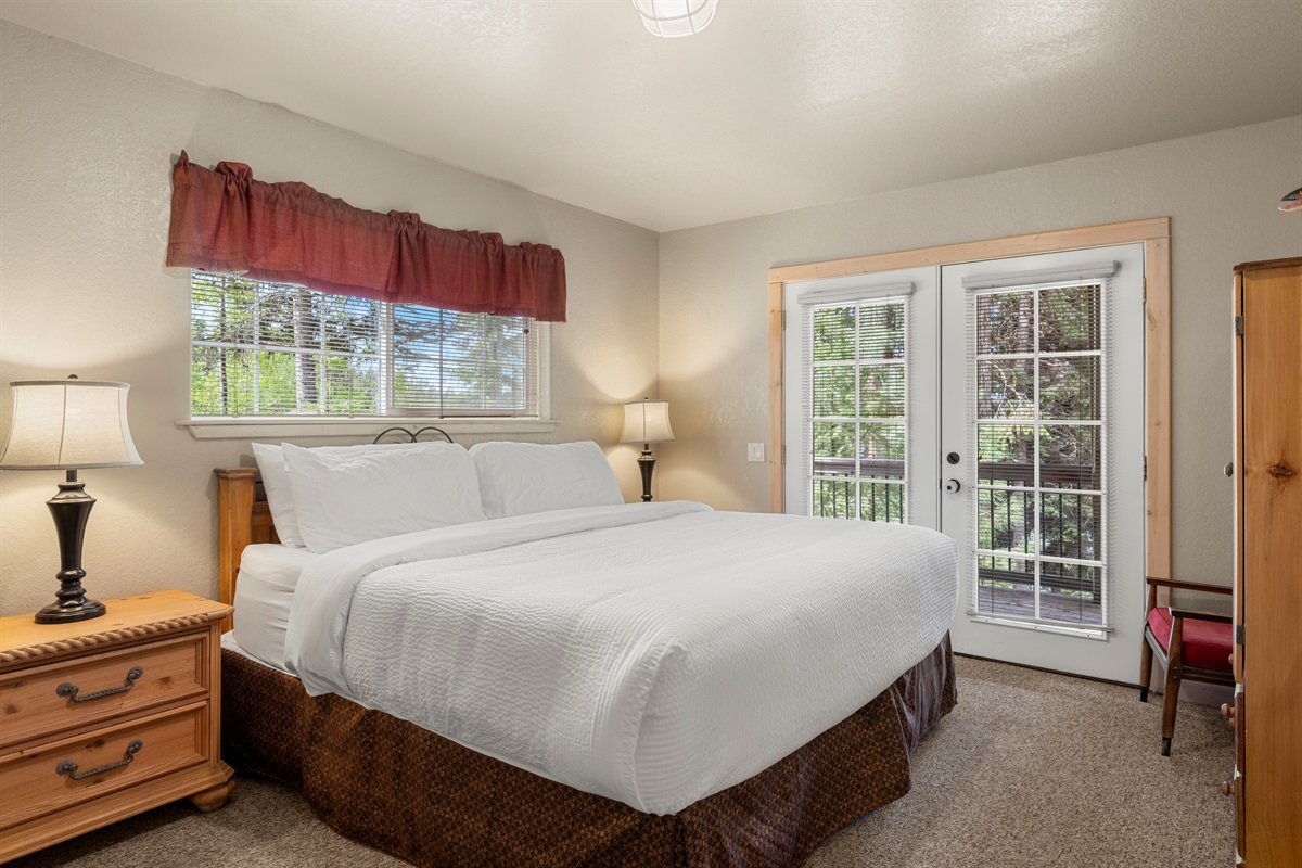Master Bedroom (with En-suite) King Bed