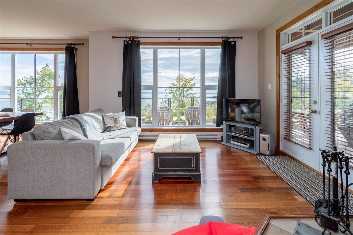 Salon du rez-de-chaussée avec vue incroyable!