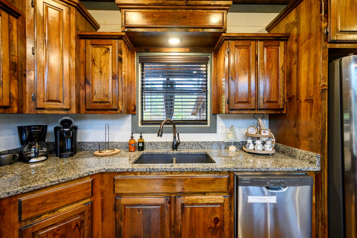 The kitchen and dining area at Round Here Buzz is made for connection and good food 🍽️✨ Cook up your favorites, gather around the table, laugh, snack, and make memories that feel like home. Cheers to great meals and even better company 🥂🌲 