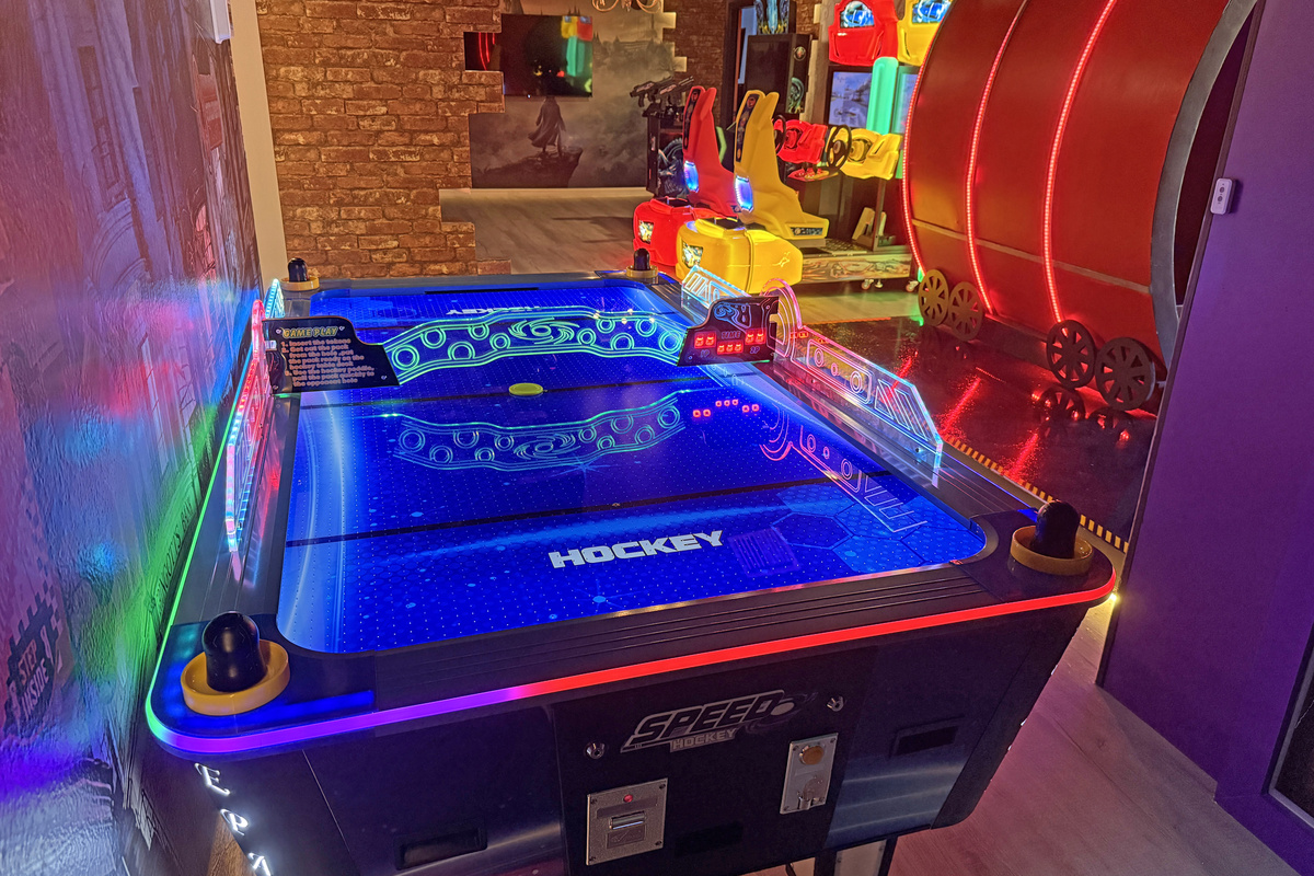 Arcade Game Room - Play Air Hockey (FREE To Play!)