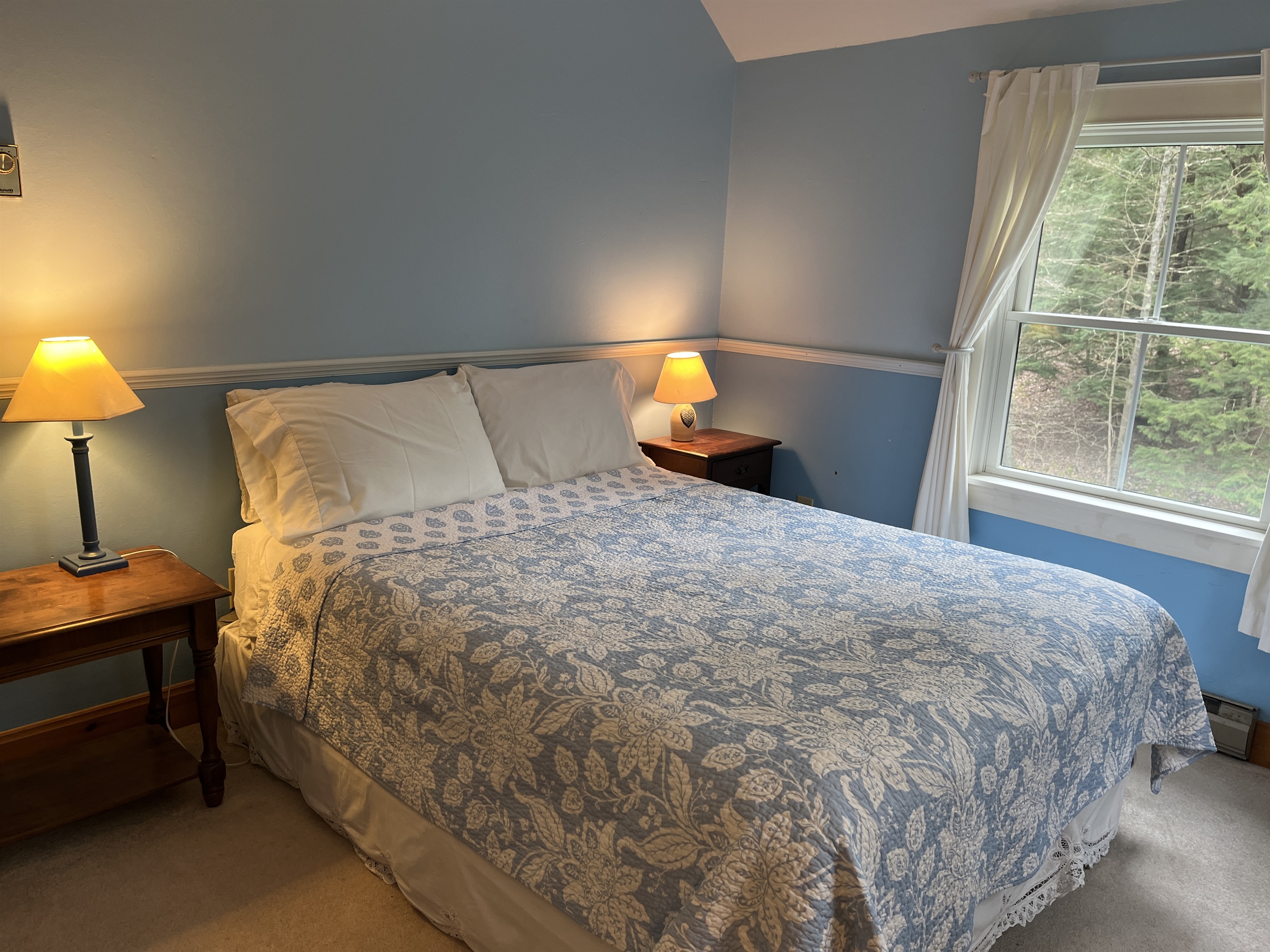Queen bedroom with SmartTv