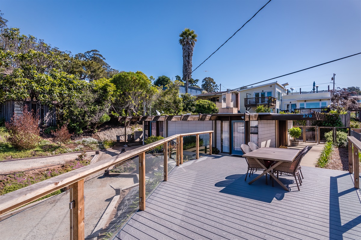 Front deck w/ view & patio set