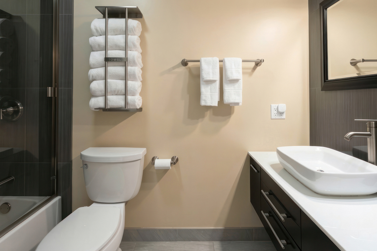 Hallway bathroom with shower/tub combo