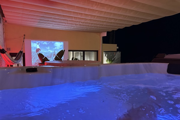 Evening relaxation in the jacuzzi with privacy, fresh air, and a sea breeze. Enjoy your favorite song or movie with the company you love! #casaFolimanka 