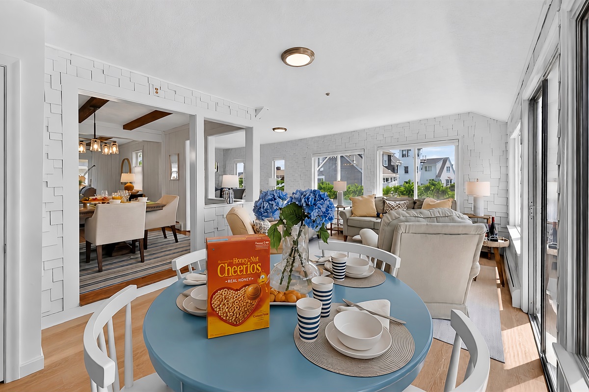 Compact table placed in the living room, ideal for everyday use and relaxed moments.