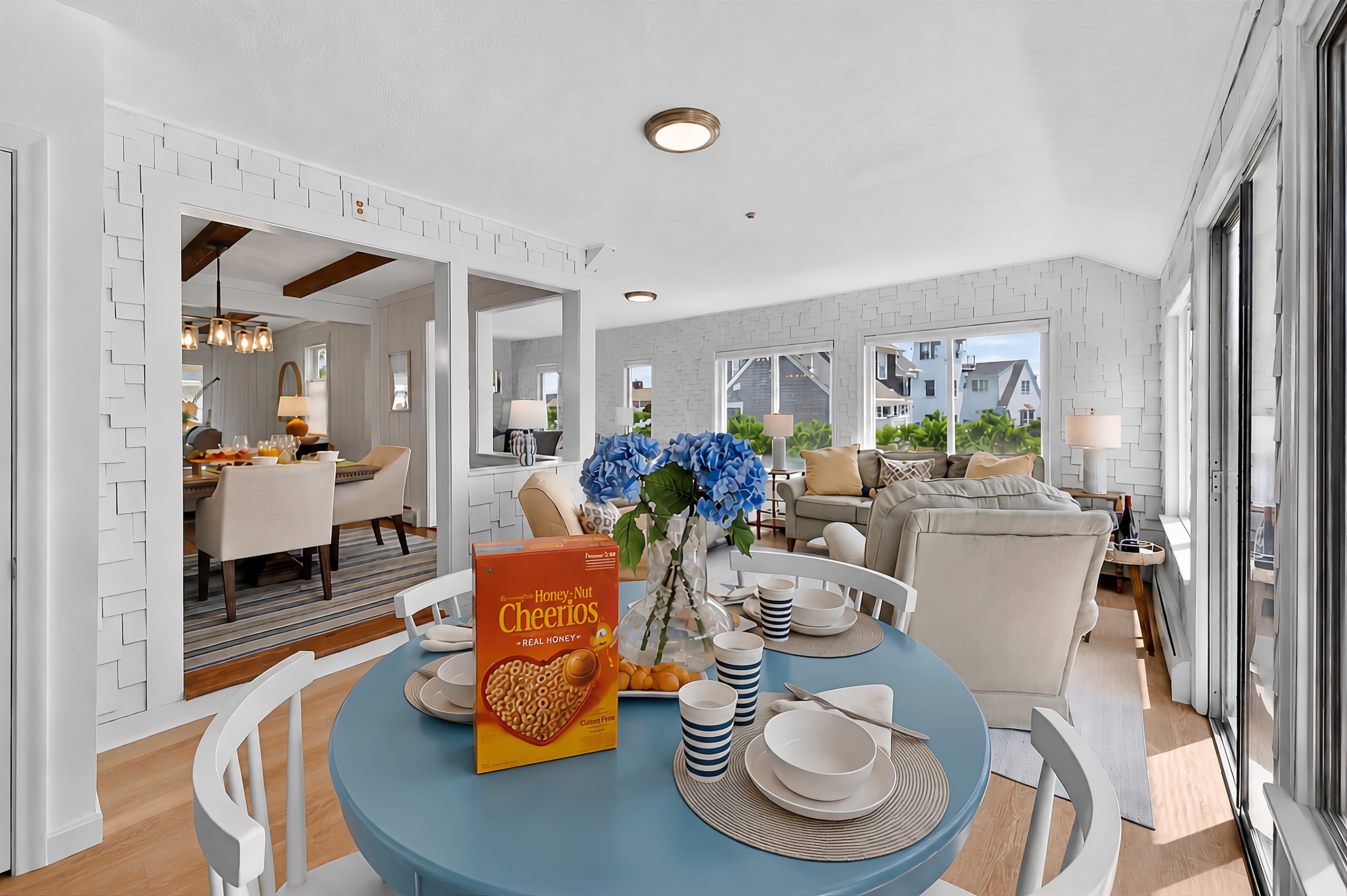 Compact table placed in the living room, ideal for everyday use and relaxed moments.
