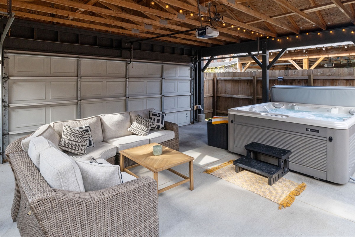 Spread your relaxation and socialization to the outdoor living room and 6-seater hot tub!