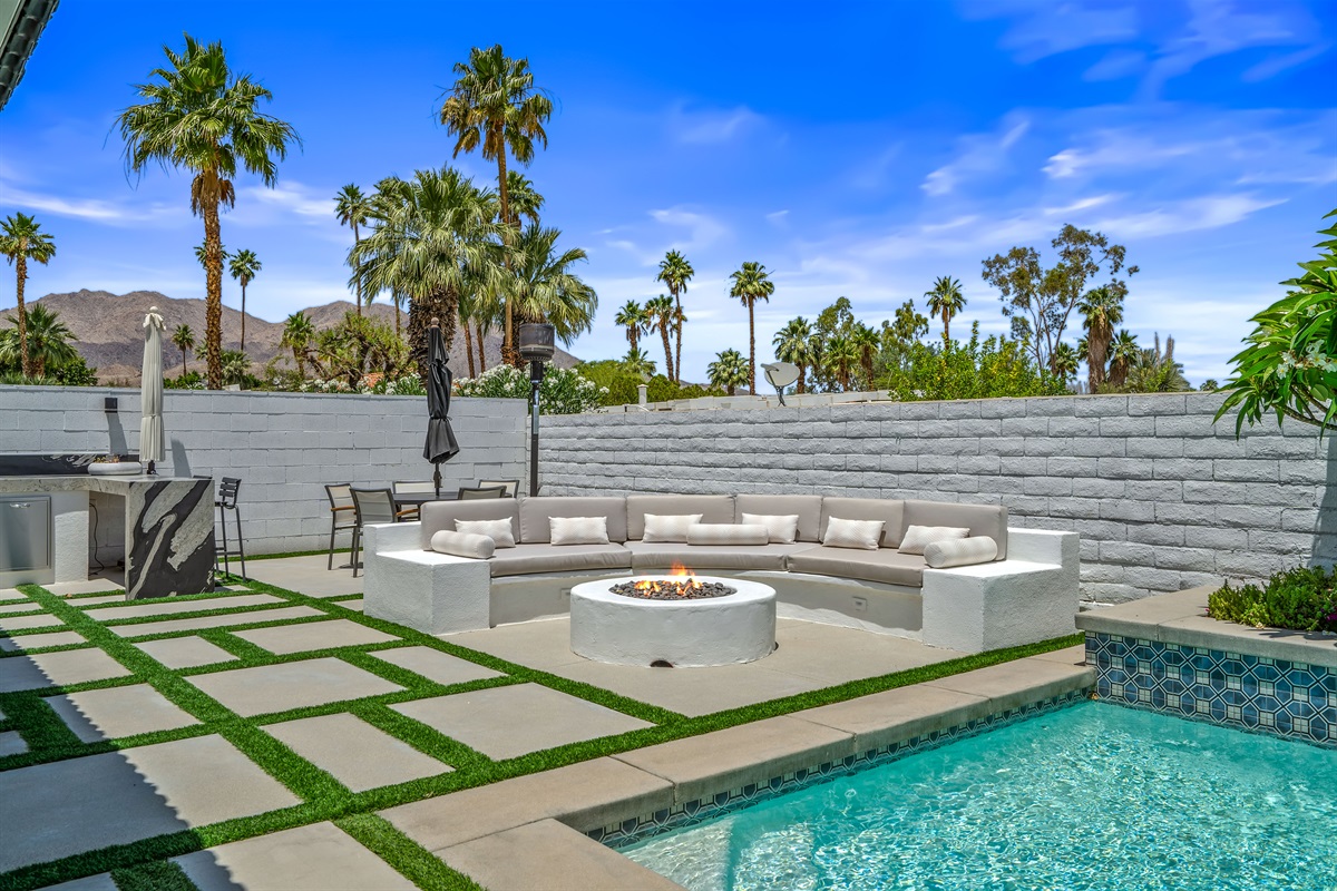outdoor firepit with plenty of seating