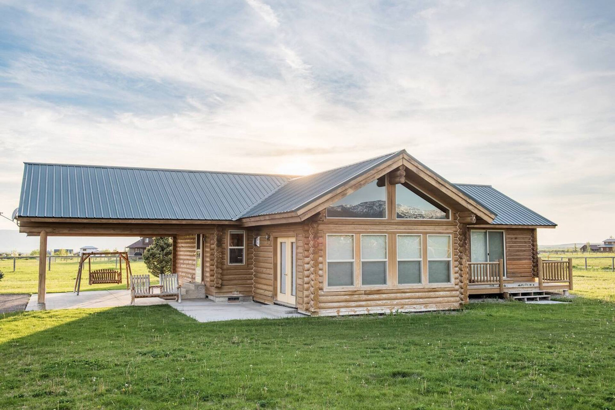Traditional cabin exteriors and large, spacious windows allow you to enjoy the outdoors while indoors.The cabin is surrounded by miles of greenery, lush pine trees, and breathtaking mountain views.