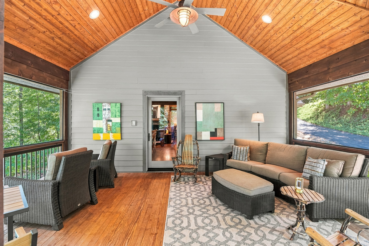Large, screened in porch with plenty of seating