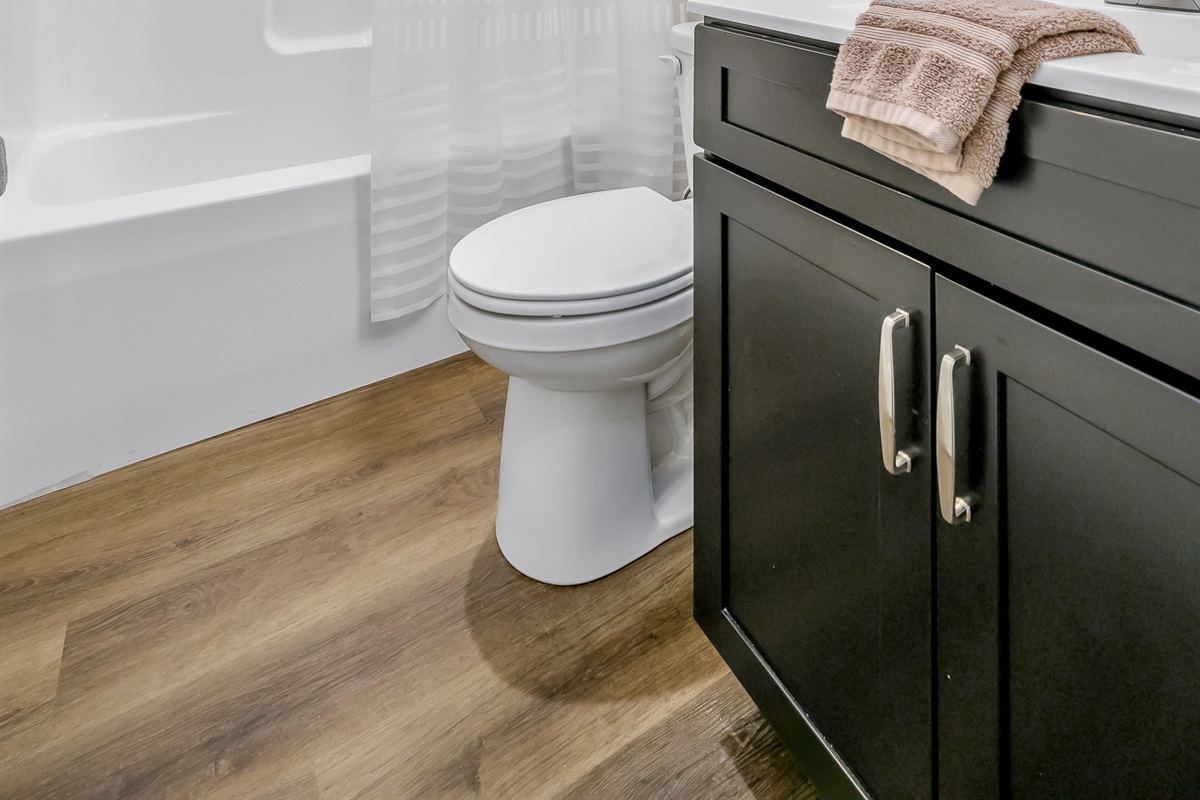 Daybed/game room bath