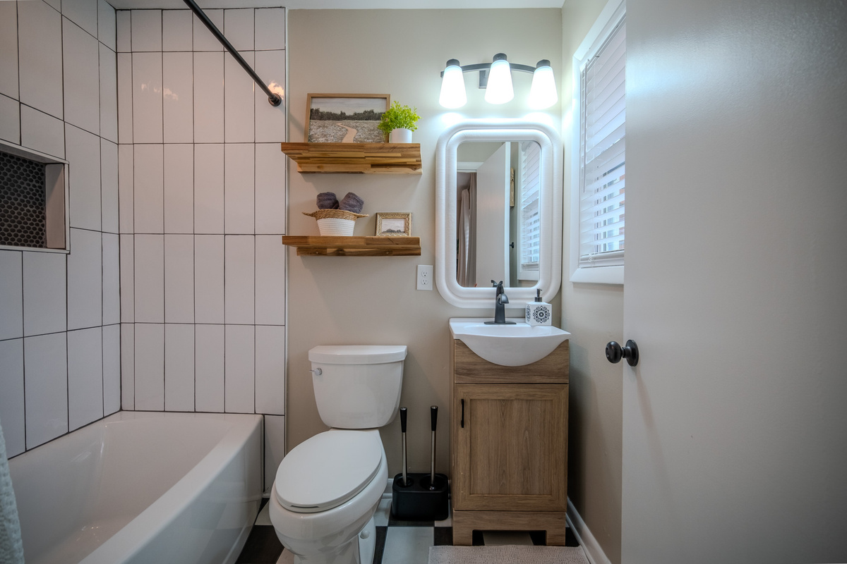 Convenient ensuite bathroom off the primary bedroom with a tub/shower combination and modern finishes.