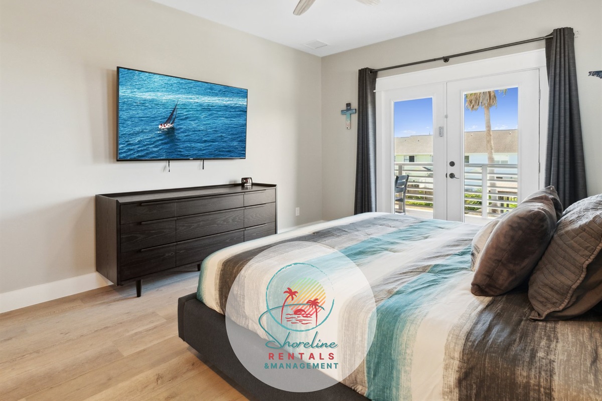 2nd Floor Master Bedroom W/ King Bed & Smart TV