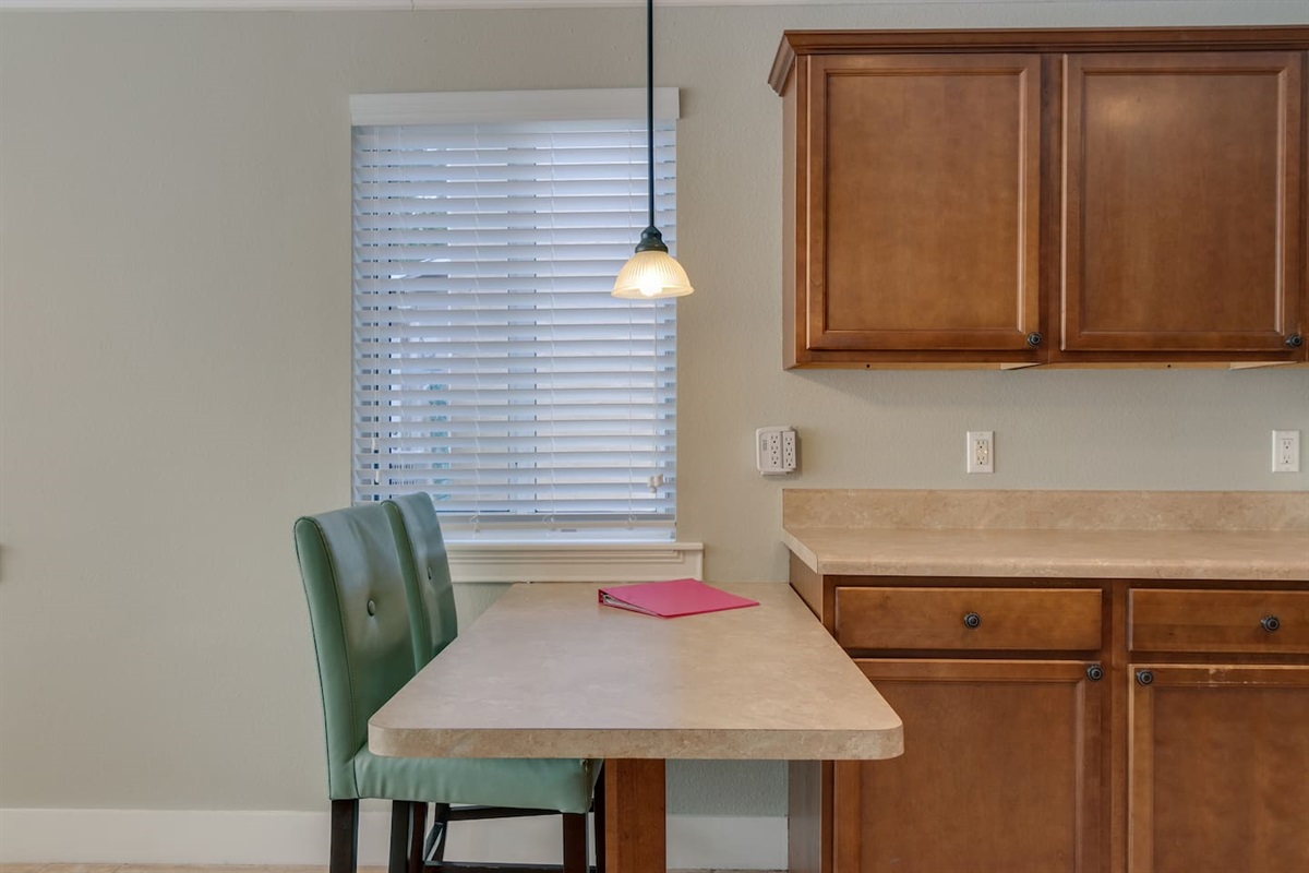 Breakfast Bar Between Kitchen and Dining