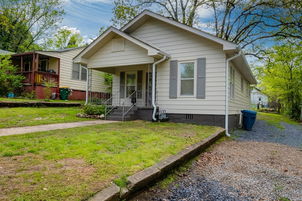 The Little Gray House in Capitol View Overnight Digs