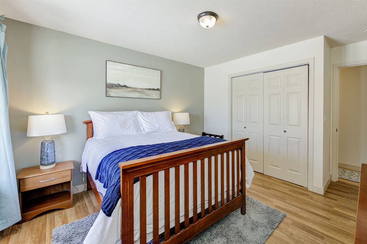 Bedroom with Full bed and foldable crib