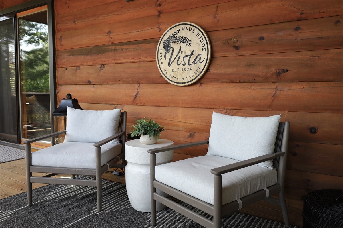 Your mountain getaway starts here. This welcoming sign is a promise of cozy mornings, adventure-filled days, and nights under a sky full of stars.