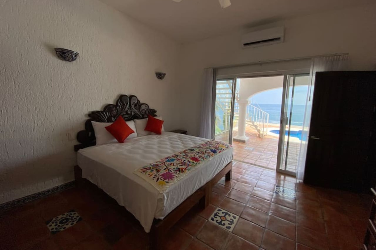 Views of the pool and ocean 