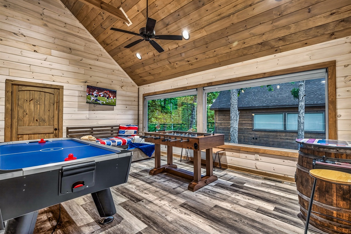 Upstairs Loft Game Room with Arcade